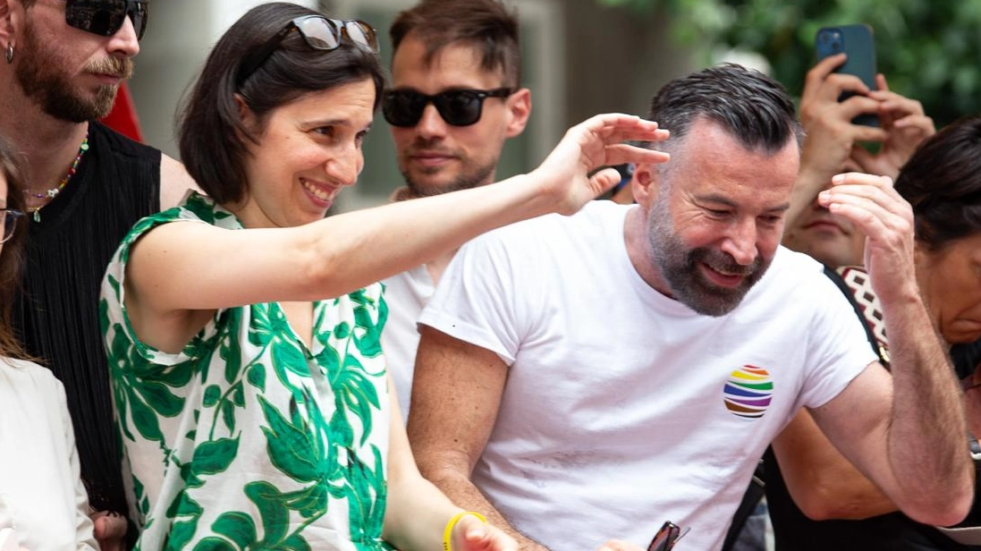 Elly Schlein e Alessandro Zan sul carro del Pd al Pride di Milano