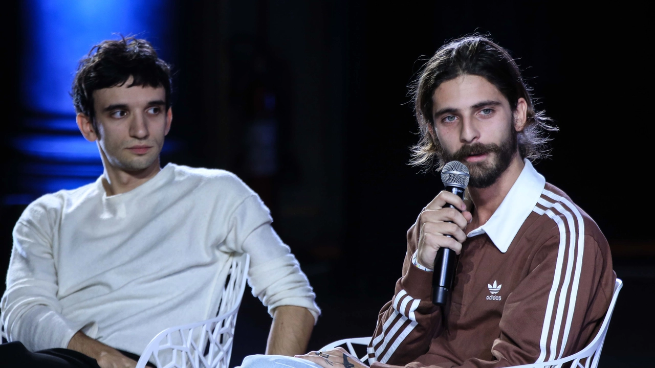 Applausi per Alessandro De Santis e Mario Francese al quarto Festival di Luce: a Palazzo Vecchio il duo di Ivrea ha cantato alcuni brani in chiave acustica e parlato di talento e tecnologia