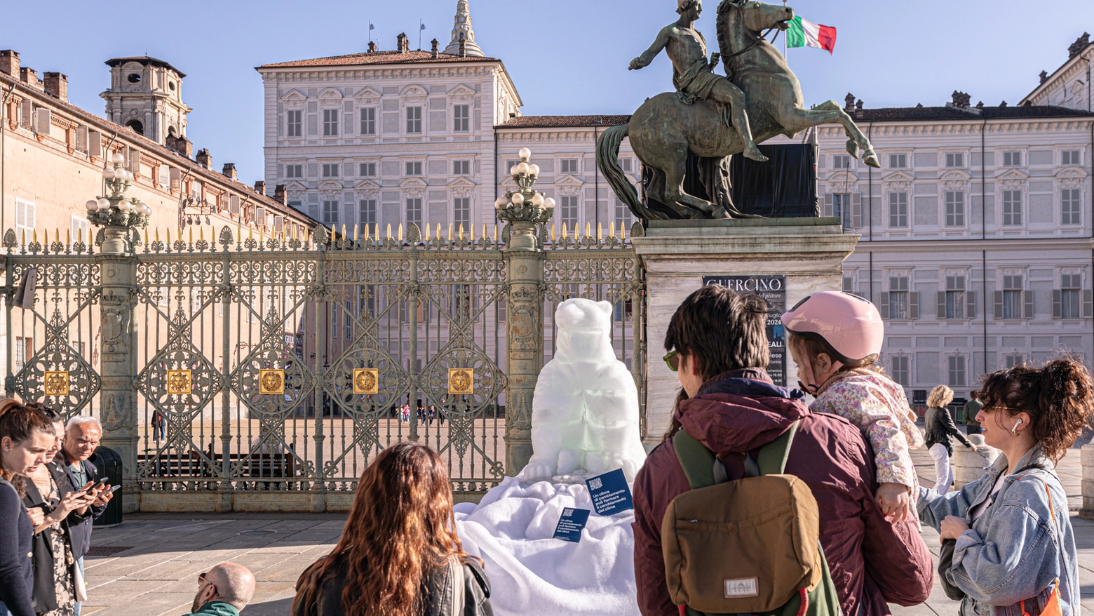 Già da martedì 16 aprile c'è un orso di ghiaccio che si scioglie in Piazza Castello, la mascotte della manifestazione denuncia i cambiamenti climatici
