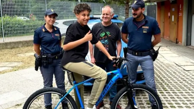 Anouar coi poliziotti che gli hanno ricomprato la bici (Facebook)