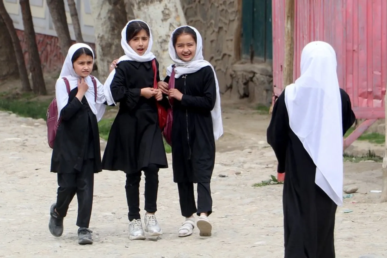 Giovani alunne afghane