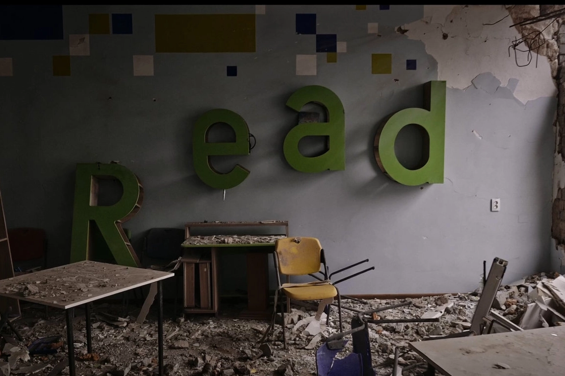 Una scuola bombardata dai russi, in una scena del documentario "War on Education" di Stefano Di Pietro