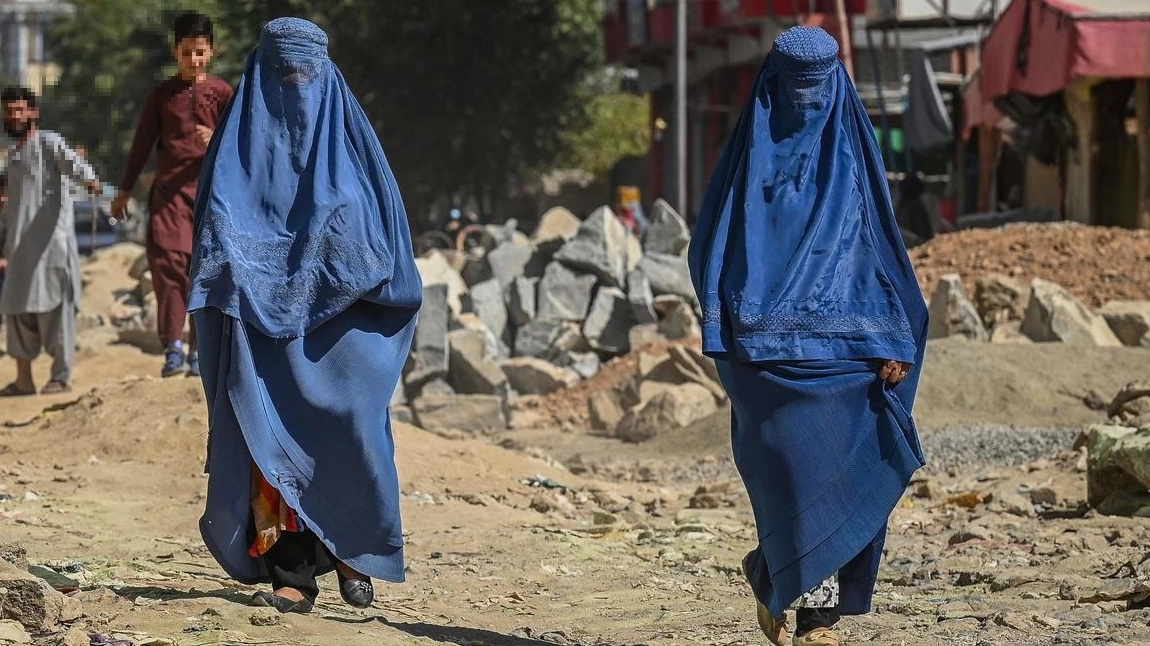 Due donne afghane con il burqa camminano per le strade di Kabul