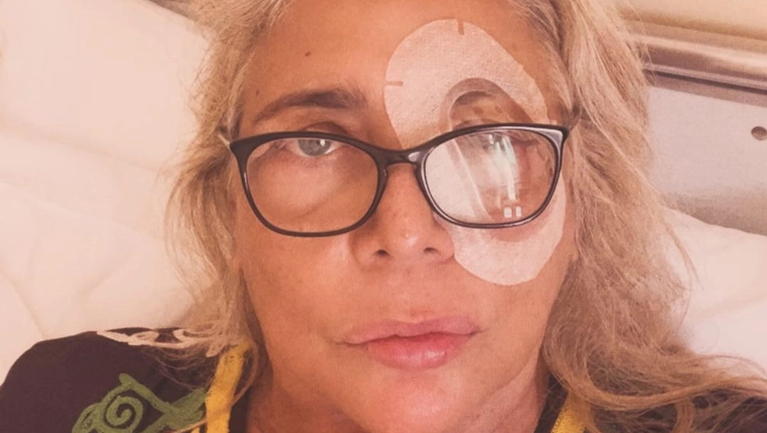 La conduttrice ha pubblicato una foto su Instagram, un selfie con un occhio bendato e poche parole a corredo: “Mai tranquilla” e poi ringrazia il medico
