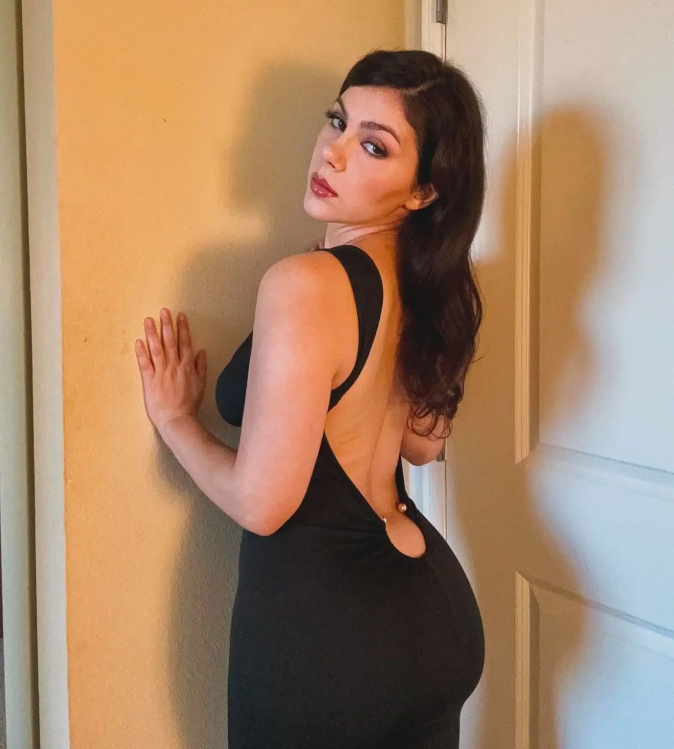 La pornostar Valentina Nappi è incinta. Sui social si scatenano: “Chi è il padre?”