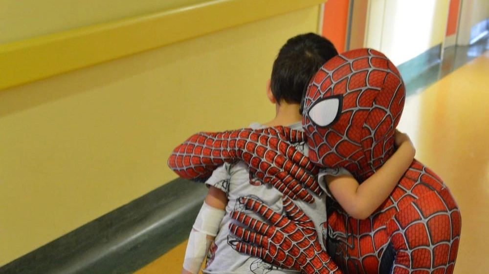 Mattia Villardita, supereroe del volontariato: nei panni di Spiderman visita i bambini ricoverati nel reparto di oncologia pediatrica