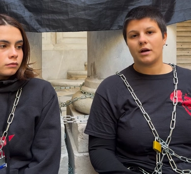 Studentesse incatenate al rettorato di Genova: “Vogliamo il centro antiviolenza”