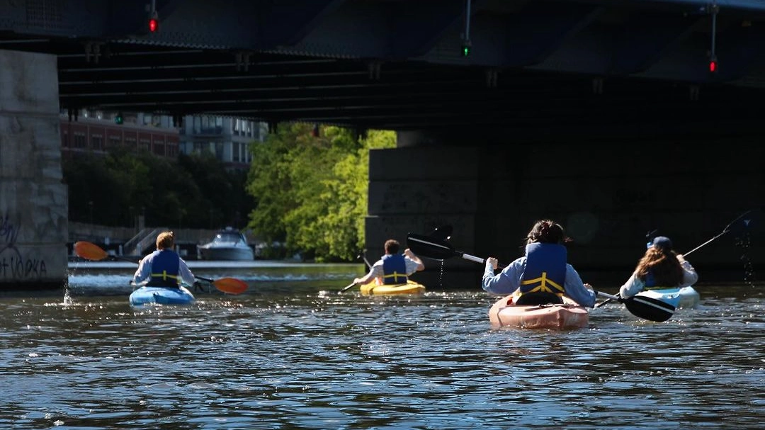 Cittadini in canoa lungo il fiume di Chicago (Urban Rivers)