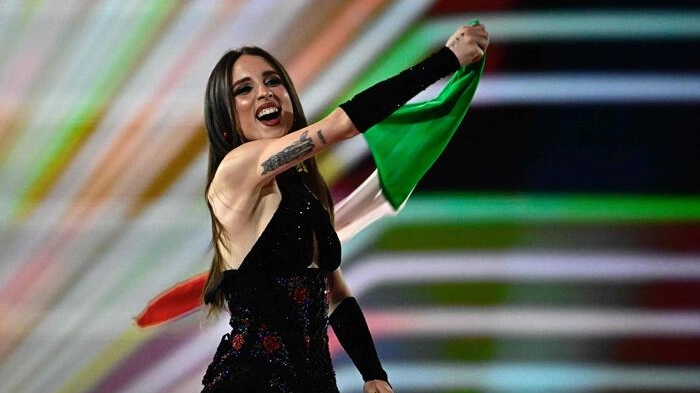 Vincitrice del Festival di Sanremo 2024, eletta dal New York Times stella nascente della scena internazionale, la 23enne a Vanity Fair parla delle sue paure, del ricordo del padre, del rapporto complicato col suo corpo e delle battaglie della Gen Z