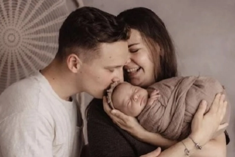 Maike Frommherz con il marito Niko Volkmann e la piccola Charlotte poco dopo la nascita della piccola
