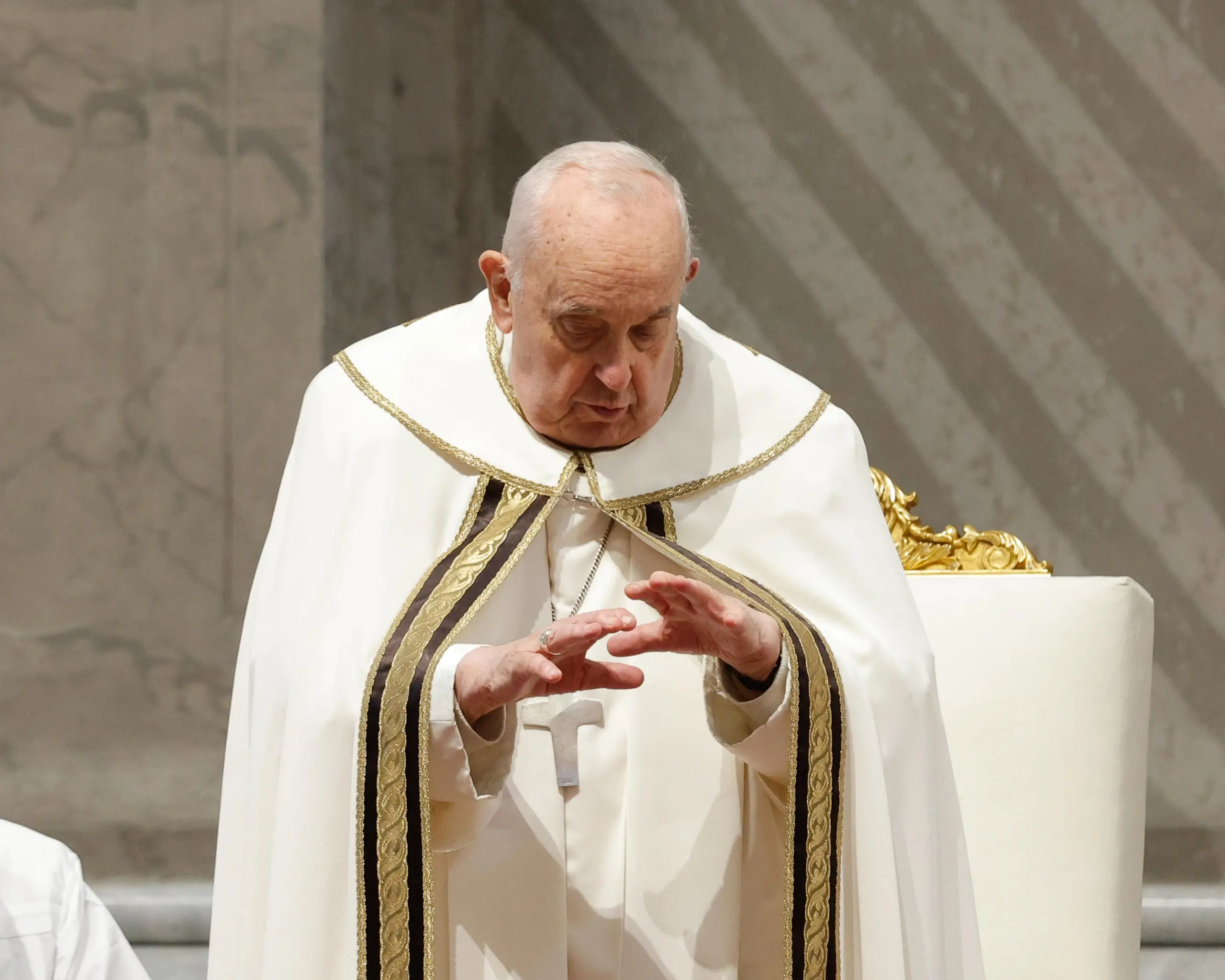 Papa Francesco in carcere a Rebibbia, lava e bacia i piedi alle detenute