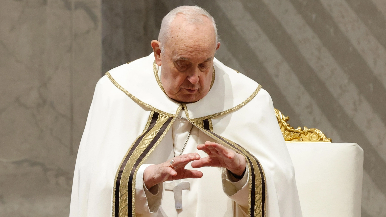 Anche quest’anno Bergoglio ha scelto di celebrare la messa del giovedì santo in un luogo simbolico. Seduto sulla sedia a rotelle, la lavanda dei piedi tra la commozione delle detenute