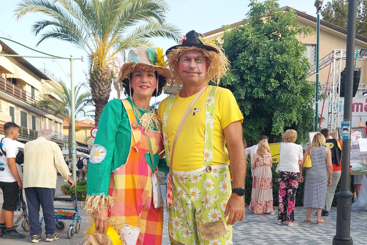 Flavia Cavaletti col marito al carnevale estivo di Pietrasanta