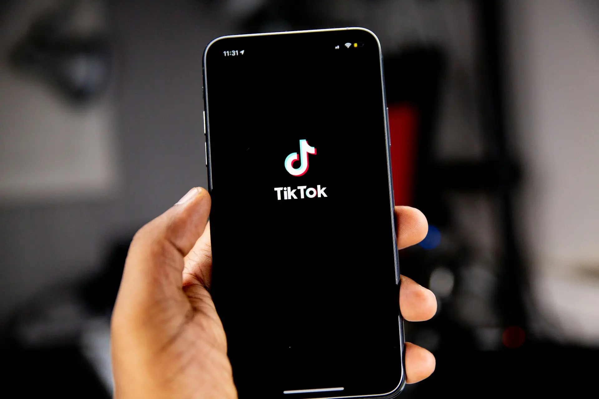 TikTok, bloccati 3mila profili che diffondevano fake news. Più regole per i contenuti politici