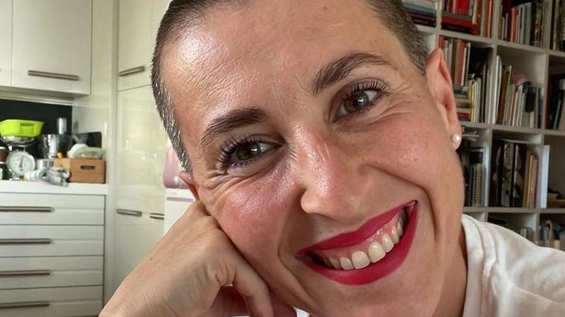 Lorenza Amendola denuncia le offese ricevute per i suoi capelli rasati