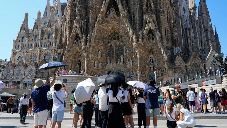 Turisti in coda per entrare alla Sagrada Familia a Barcellona (ANSA)