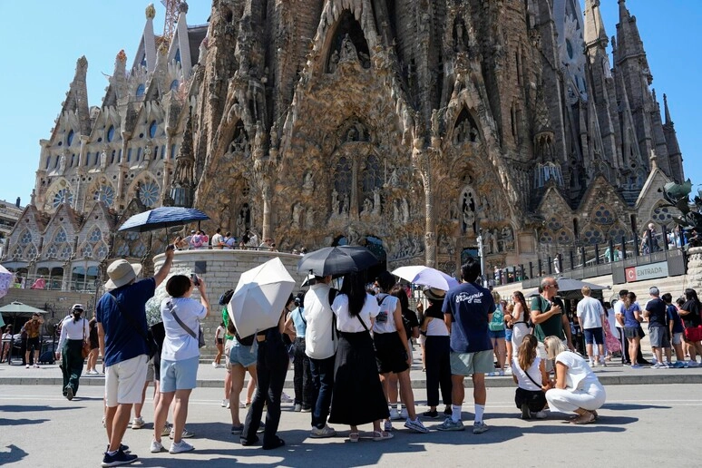 Turisti in coda per entrare alla Sagrada Familia a Barcellona (ANSA)