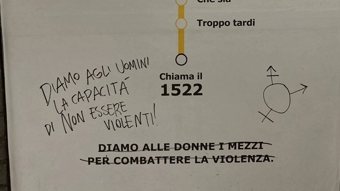 I cartelloni sono stati appesi, in vista del 25 novembre, alle fermata della metropolitana milanese per sensibilizzare i pendolari sull’uso del numero di emergenza contro la violenza sulle donne, il 1522. Ma la scelta delle parole non ha convinto e qualcuno ha corretto lo slogan