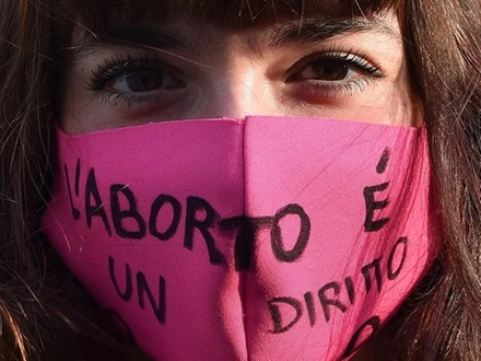 Aborto: in Francia è diritto costituzionale, in Italia discriminazione per il feto e (non) possibilità per la donna