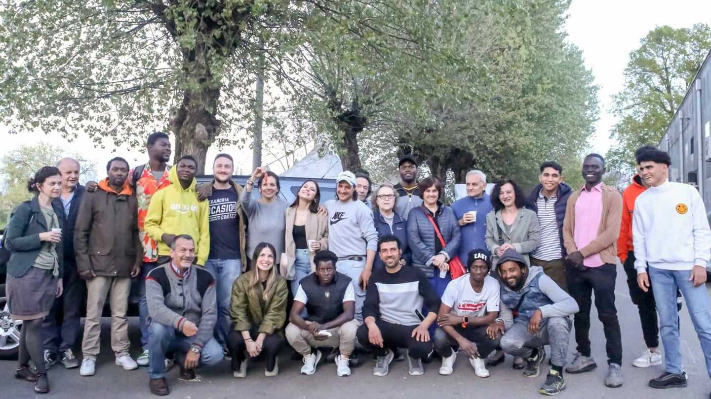Volontari dell’associazione La Nuova Luce, ragazzi e benefattori, con al centro Mamdouh (foto di Federico Troisi)