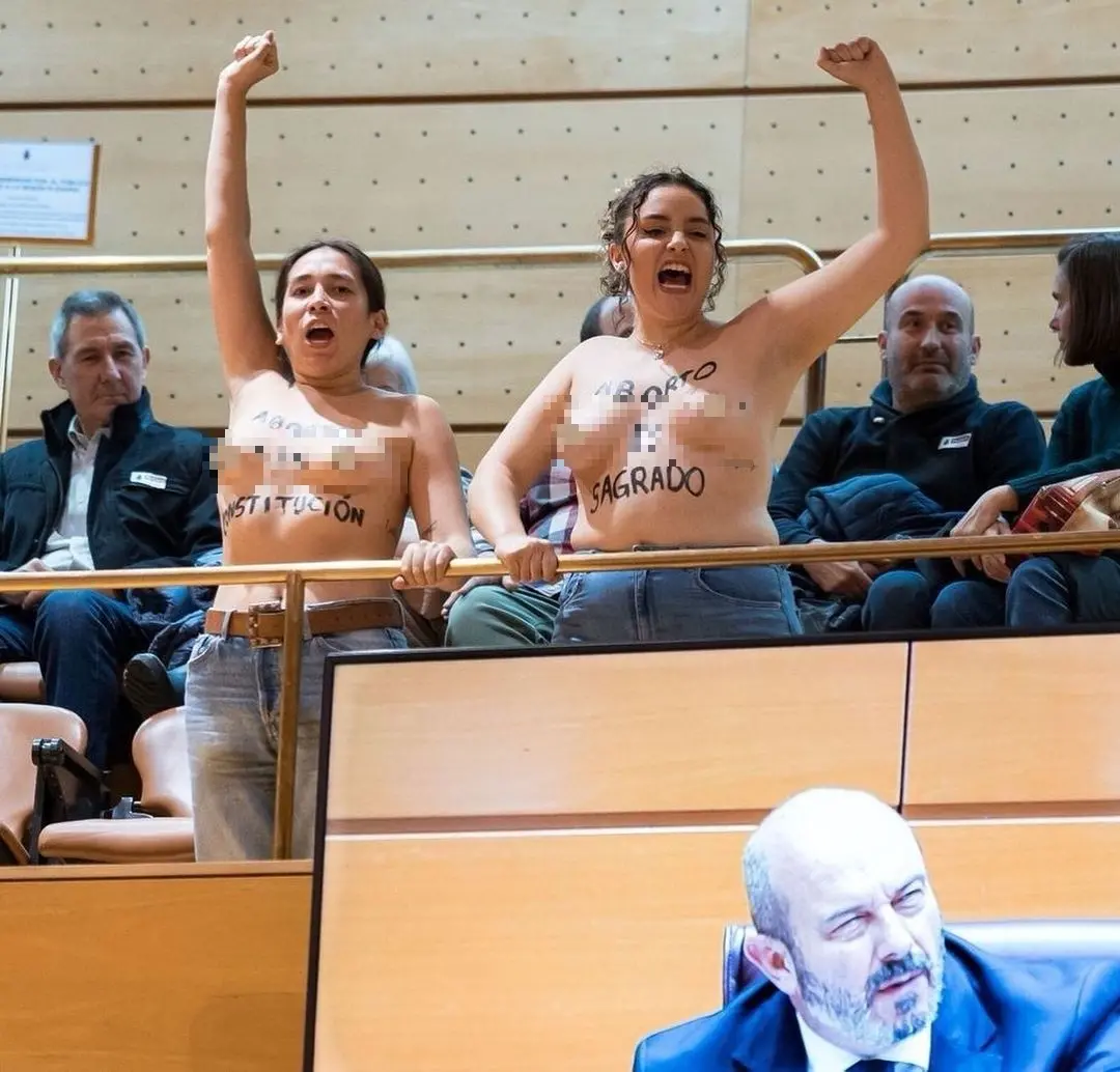 Spagna, attiviste protestano a seno scoperto in Senato: “L’aborto è sacro”