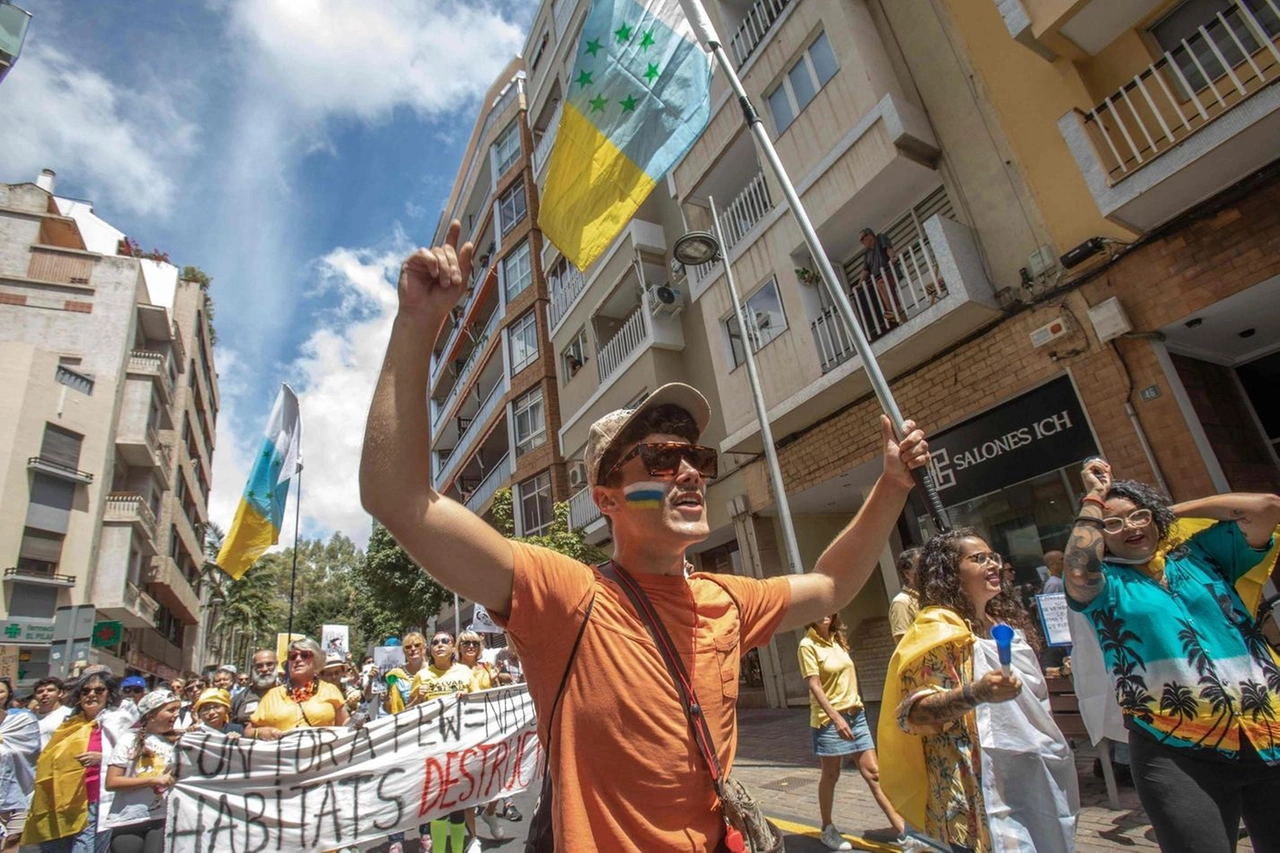 "Basta turismo di massa". Le Canarie in rivolta