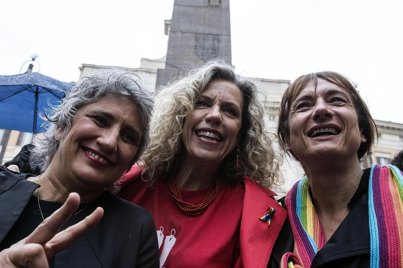 Monica Cirinnà con Paola Concia (s) e Vladimir Luxuria (d)