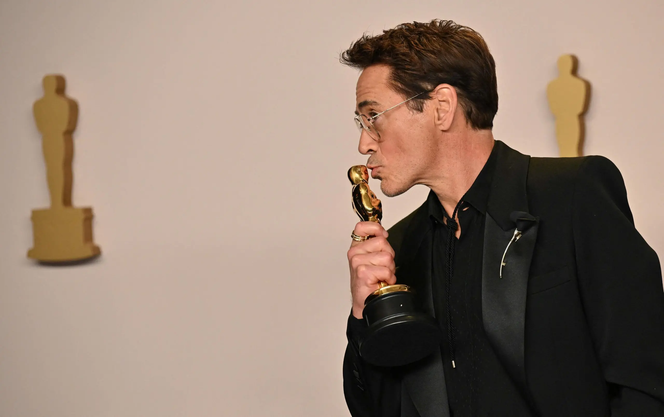 Robert Downey Jr. il supereroe sopravvissuto a se stesso: l’Oscar di rivincita da alcol, droga e carcere