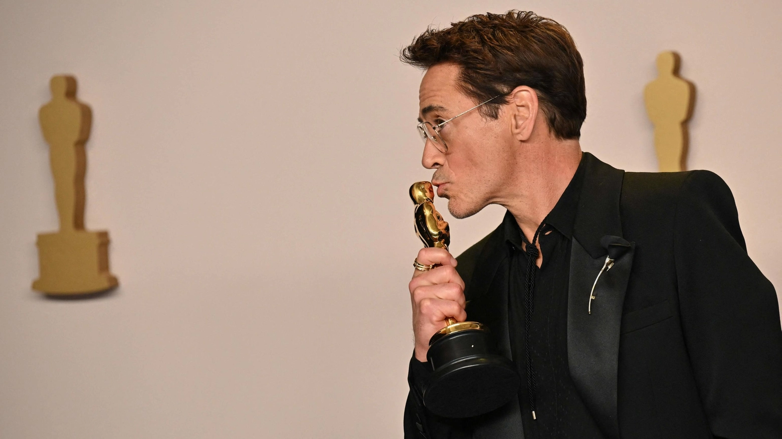 Robert Downey Jr. bacia la statuetta dell'Oscar