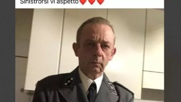 Il post del generale Fuochi su Facebook, vestito come un ufficiale delle SS