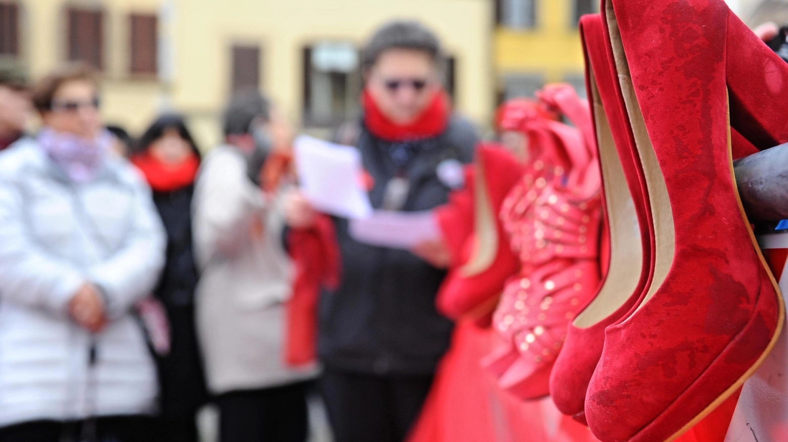 Siena, due anni e 8 mesi all’uomo che spendeva per comprarsi abiti, non contribuendo alle spese per altre esigenze. In Valdichiana, invece, uno straniero minaccia di dare fuoco alla moglie: ha chiesto di patteggiare