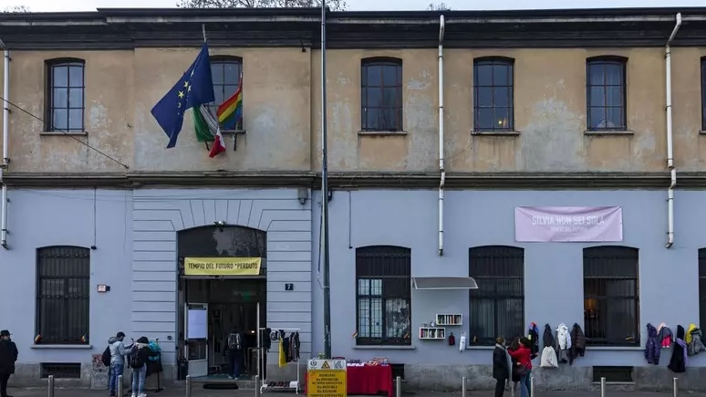 Il Muro della Gentilezza a Milano (Ansa)