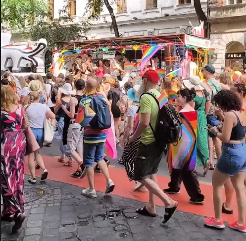 Pride a Budapest, l’Italia non firma la lettera di condanna delle discriminazioni sulla comunità Lgbtq+