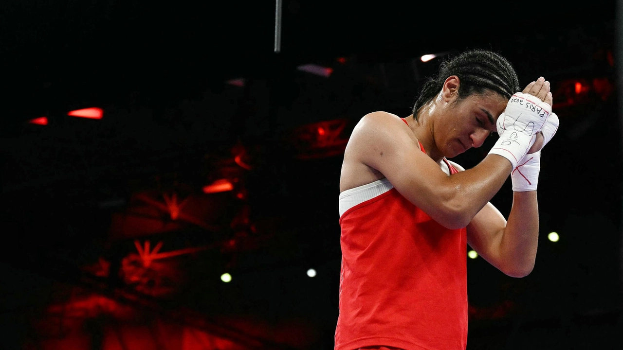 L’algerina vince ai punti contro l’ungherese Hamori. Per la 25enne un risultato mai raggiunto in carriera, è medaglia di bronzo certa ma continua a inseguire l’oro, come promesso al padre Omar. Le lacrime e l’abbraccio all’avversaria