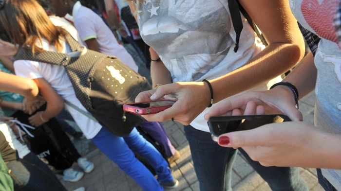 Scuola studenti giovani ragazzi minori adolescenza adolescenti IPHONE smartphone telefonini cellulari cellulare