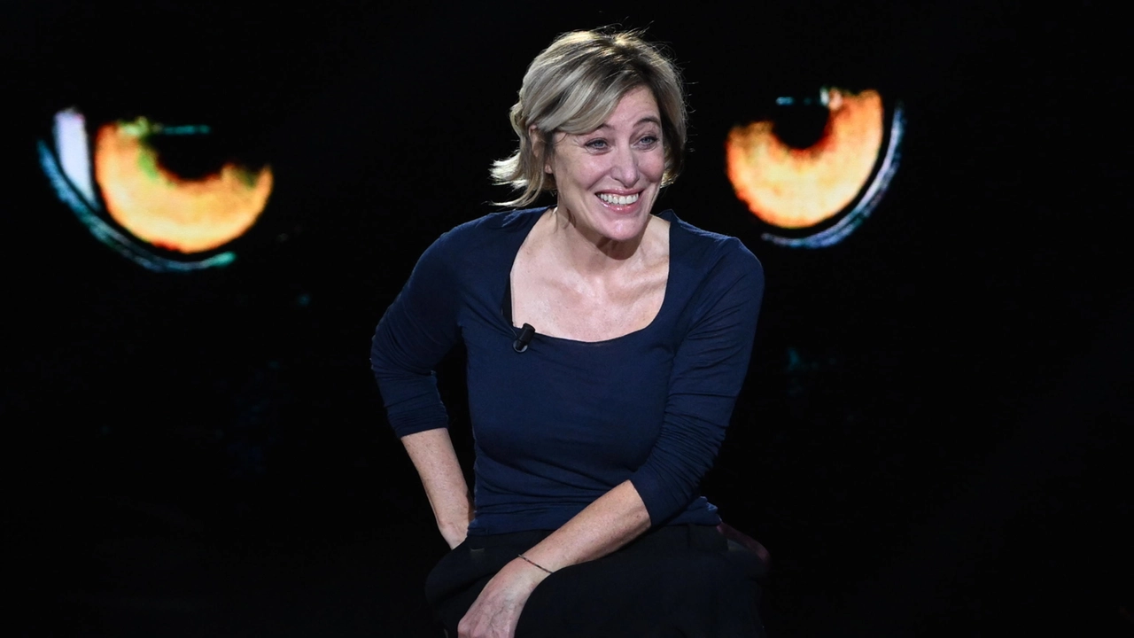 L’attrice e regista, ospite della trasmissione condotta da Francesca Fagnani si racconta senza filtri, dall’uso di stupefacenti, al rapporto con la sorella e la famiglia e la superstizione