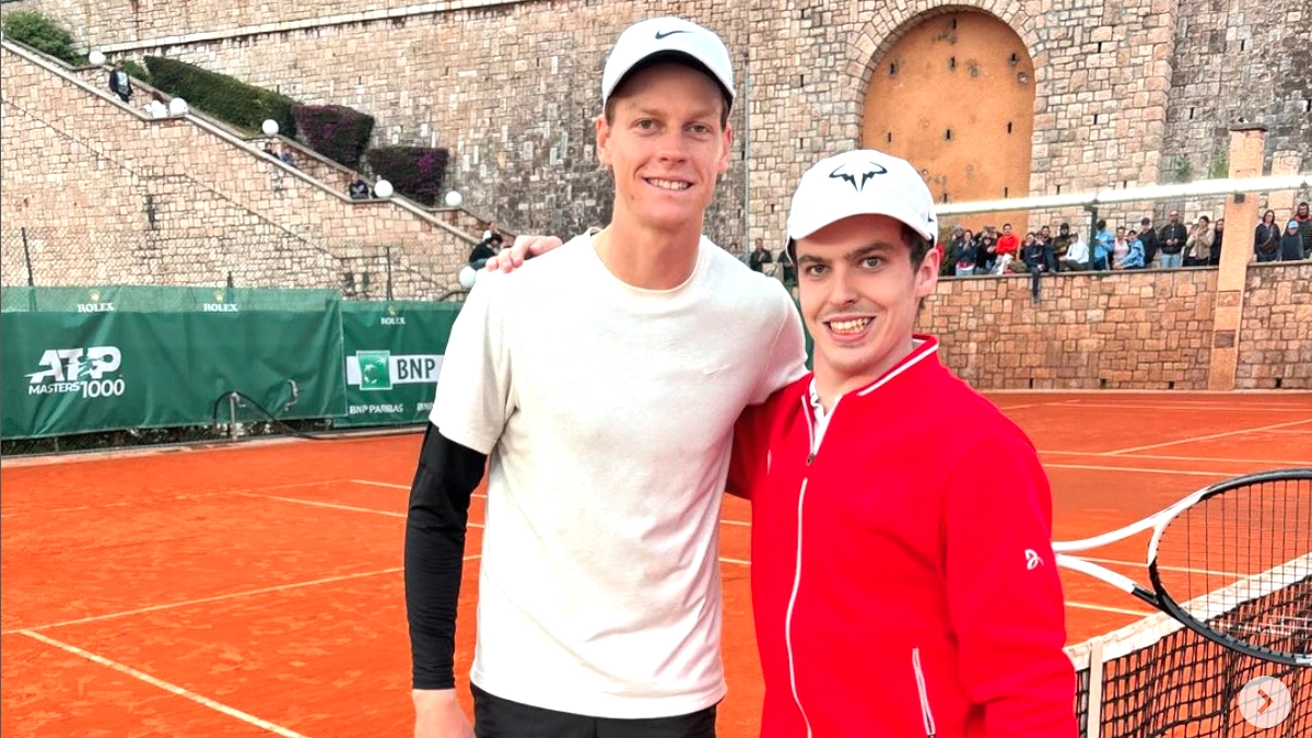Al Masters di Monte Carlo, il tennista azzurro ha passato del tempo con un fan speciale: Arthur Delaye, un giovane che vive con una paralisi cerebrale