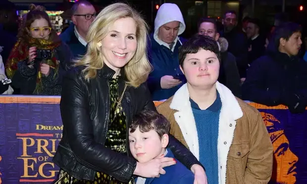 Sally Phillips denuncia: “Mio figlio con sindrome di Down escluso dal parco dei tappeti elastici”