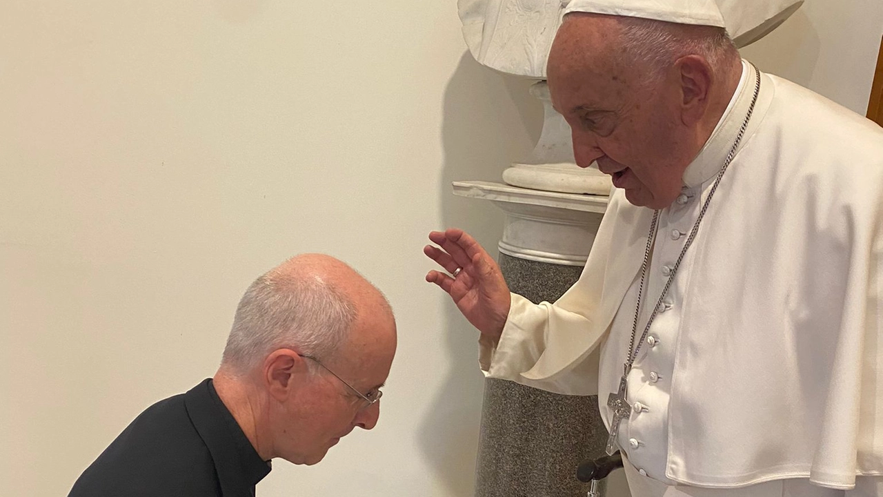 Papa Francesco dà la sua benedizione a padre James Martin