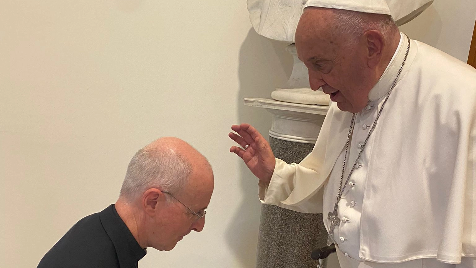 Papa Francesco dà la sua benedizione a padre James Martin