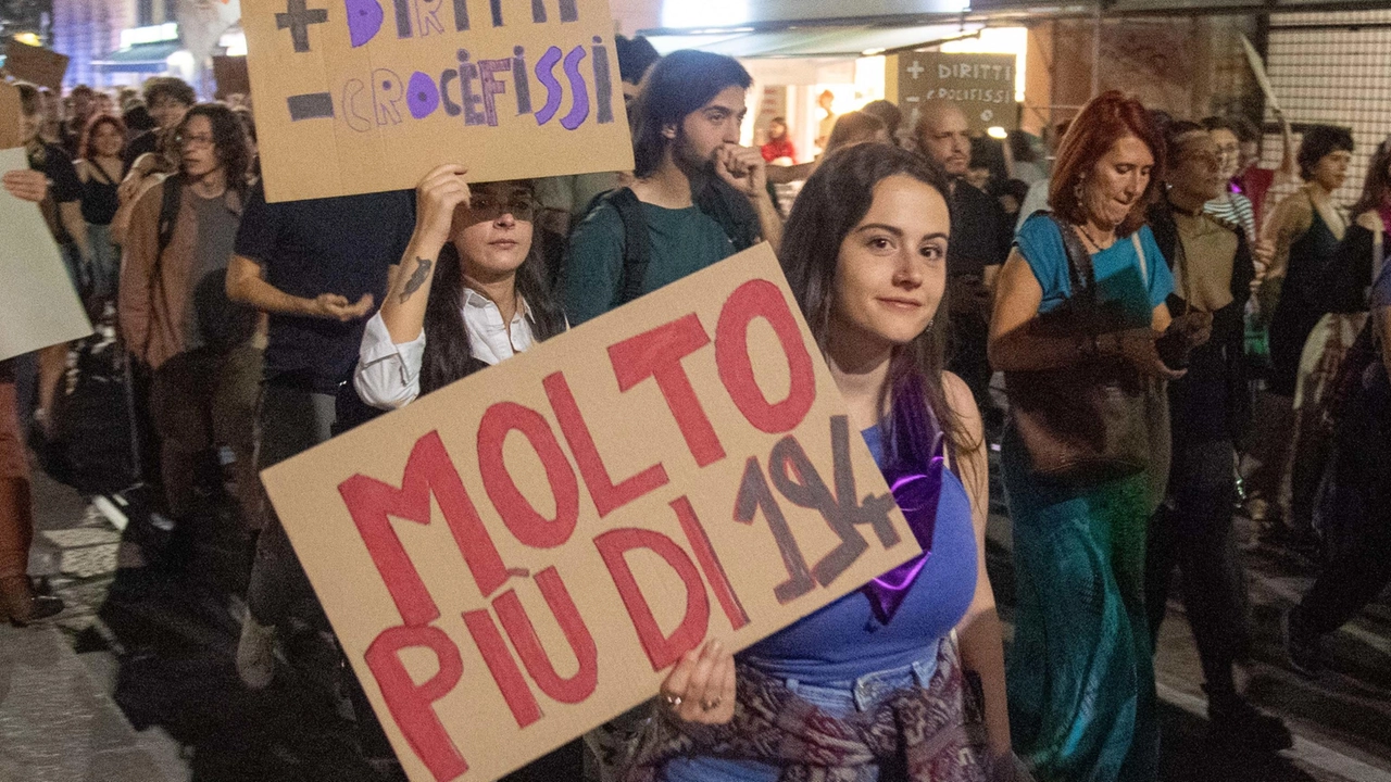 Non Una di Meno, manifestazione 2023 nella giornata mondiale per il diritto all'aborto libero sicuro e gratuito