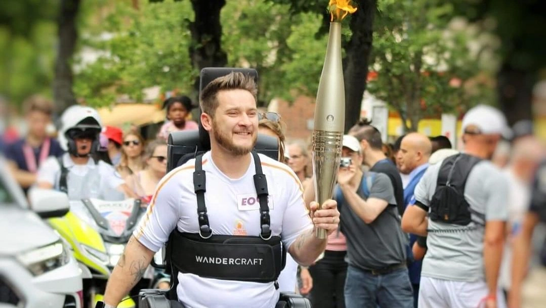 Kevin Piette, atleta paraplegico, porta la torcia olimpica (Instagram)