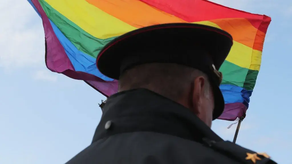 Russia, arrestato perché organizza viaggi per la comunità Lgbt+. Scattano i raid nei locali