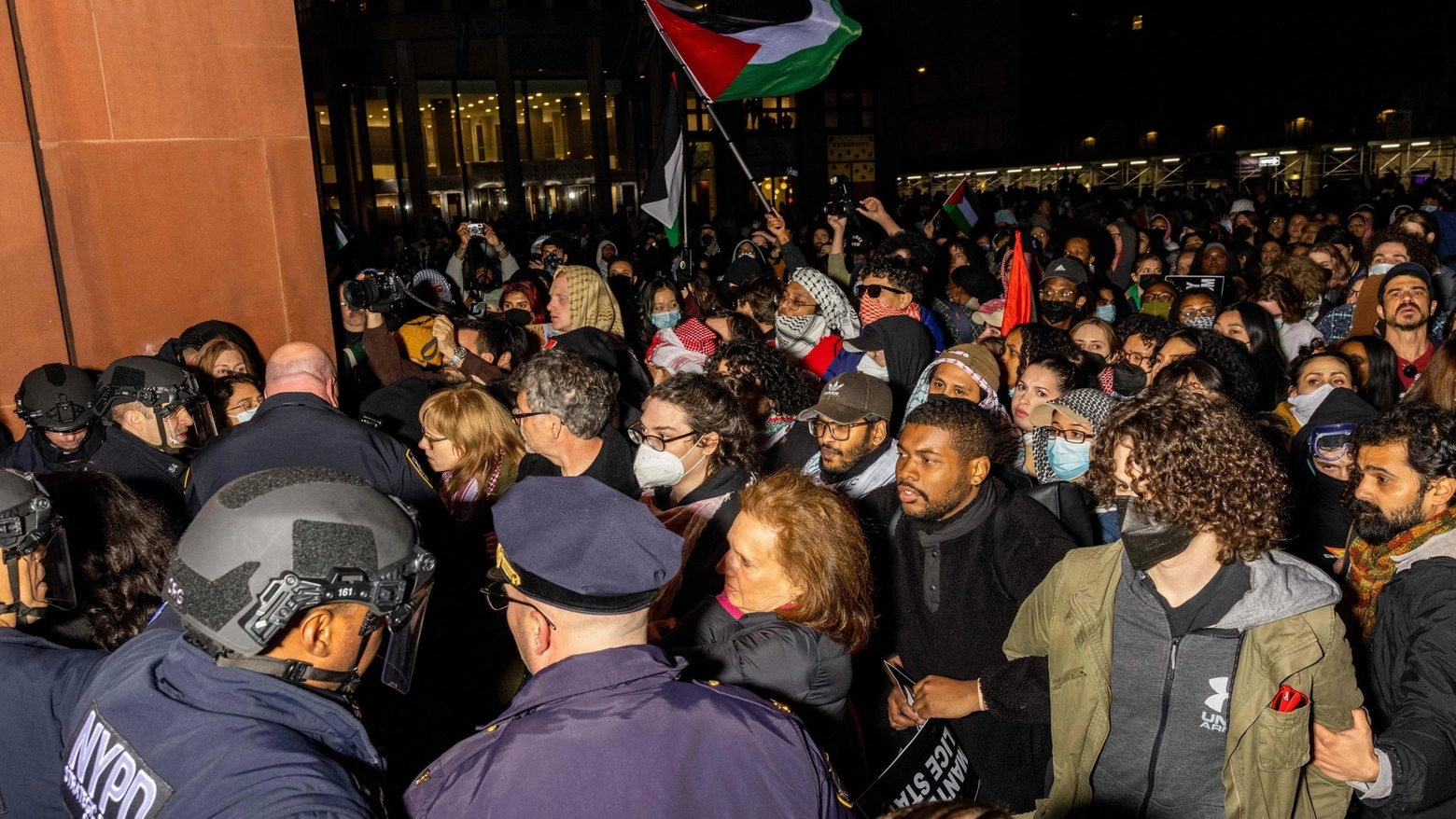 Manifestazioni studentesche da Yale a Berkeley, caos e scontri. Alla Columbia, epicentro delle tensioni, le lezioni in presenza sono state sospese. Tanti i professori schierati con i ragazzi. “Condanno le iniziative antisemite – ha detto Biden – ma anche chi non capisce quello che sta accade ai palestinesi”