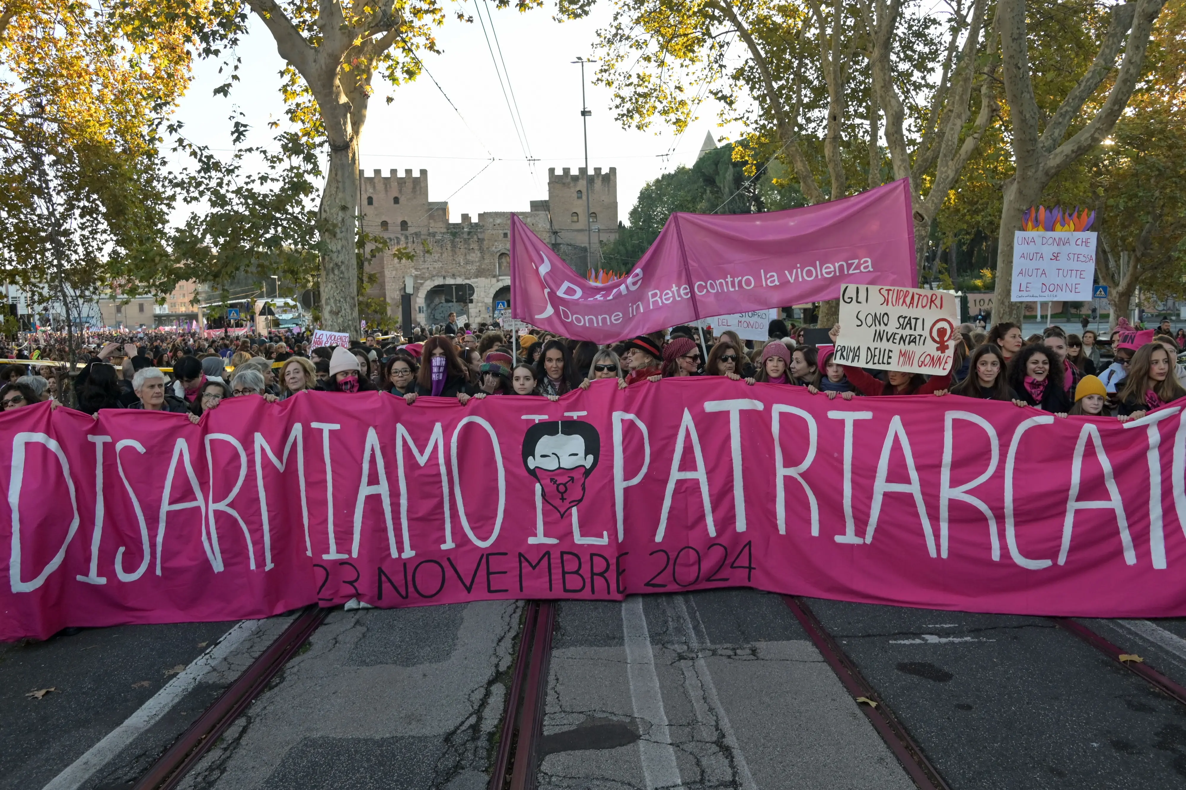 Non una di meno migliaia in piazza a Roma. Bruciata la foto del ministro Valditara