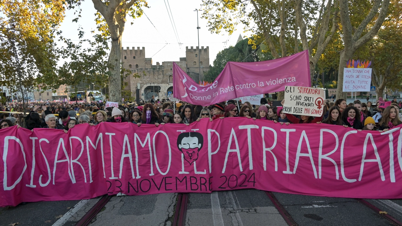 Forti contestazioni prima dell'inizio del corteo in vista del 25 novembre. Su un manifesto gli attivisti del movimento femminista 'Aracne' e membri dei collettivi hanno scritto: “104 morti di Stato. Non è l'immigrazione ma la vostra educazione”