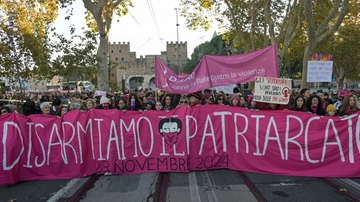 Non una di meno migliaia in piazza a Roma. Bruciata la foto del ministro Valditara