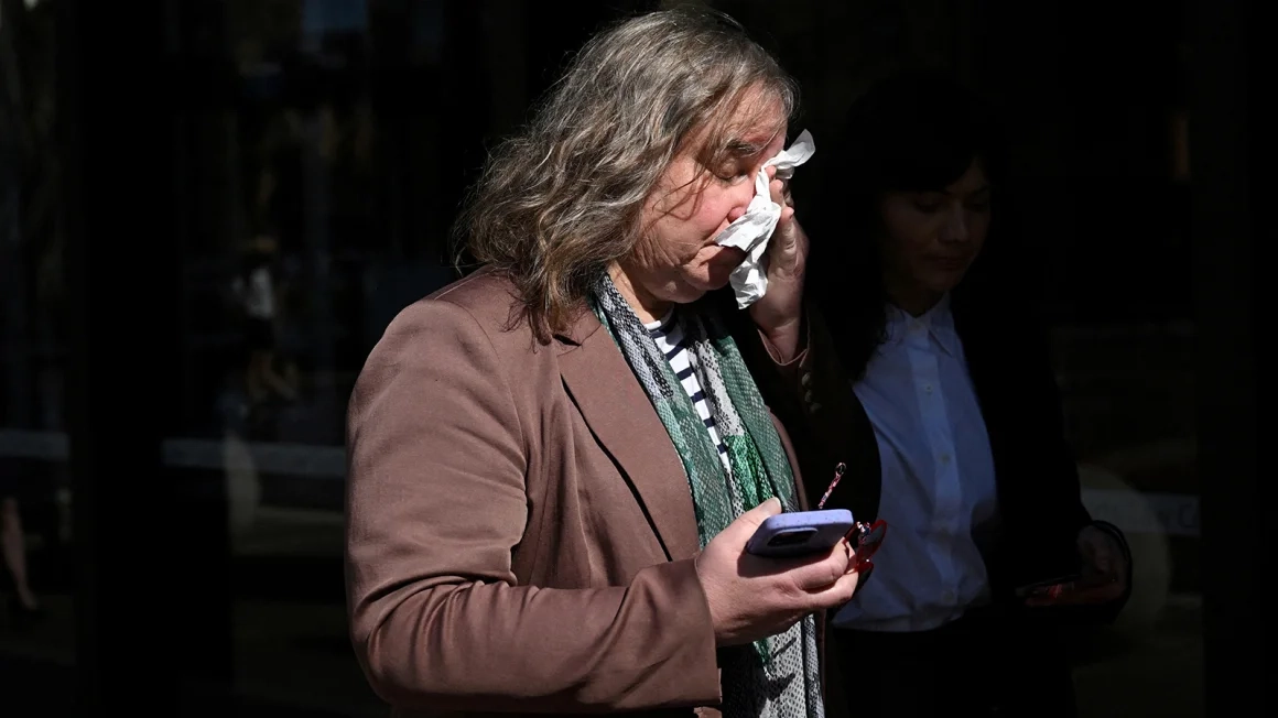 Roxanne Tickle lascia la Corte Federale d'Australia a Sydney (Ph. AAP/Dean Lewins/Reuters)