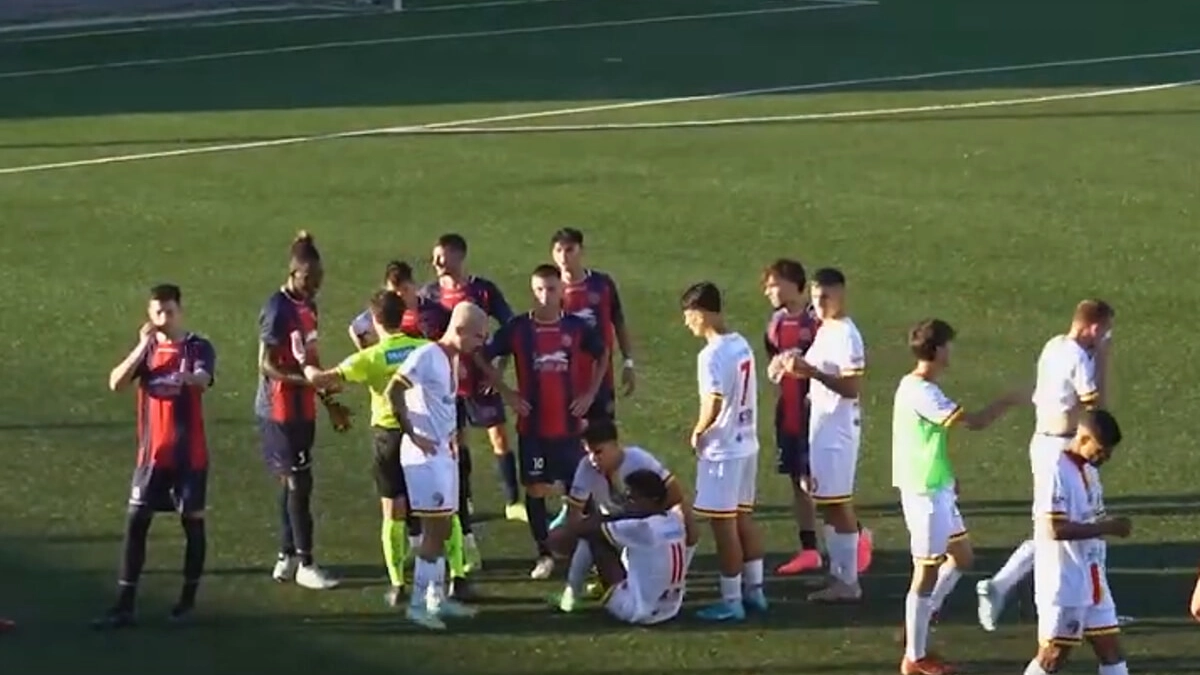 È successo durante la partita di domenica tra Jonica e Real Avola del campionato di Eccellenza allo stadio di Santa Teresa di Riva, nel Messinese. La vittima è l'attaccante colombiano Jairo Alegría: “Mi facevano il verso della scimmia”