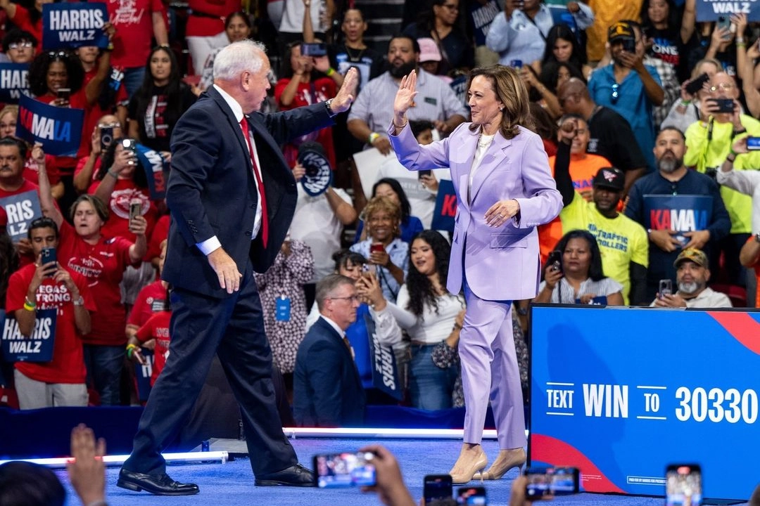 La candidata alla Casa Bianca Kamala Harris e il vicepresidente Tim Walz durante la seconda giornata della convention Dem (Instagram)